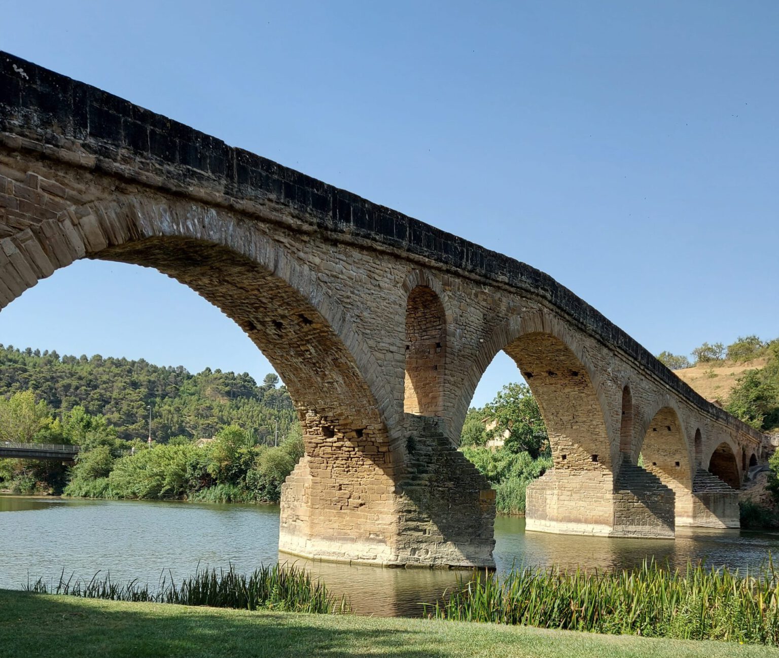 Romanesque Bridge Puente la Reina: middeleeuws dorpje langs de Camino de Santiago ...
