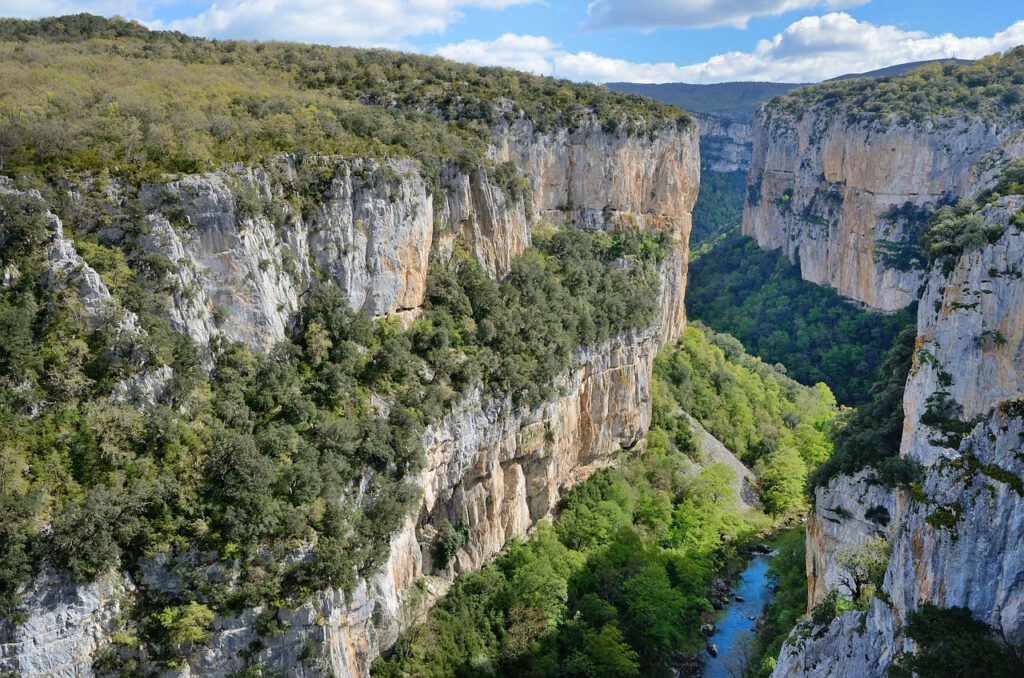 Kloof met veel vegetatie en een rivier