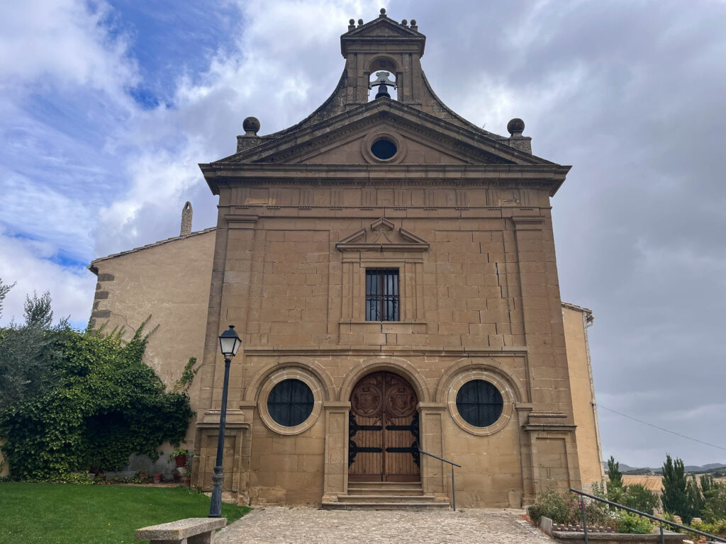 Basiliek in Artajona met een houten deur en drie ramen